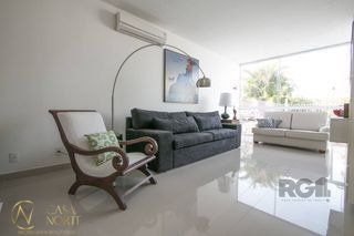 Casa à venda com 3 quartos, 184m², 1 suíte, 2 vagas, Rua Gustavo Schmidt no bairro Três Figueiras em Porto Alegre