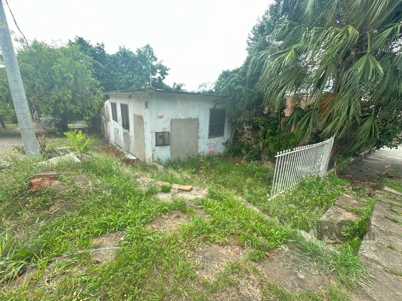 Terreno à venda  com 360m², Rua Doutor Raul Moreira no bairro Cristal em Porto Alegre