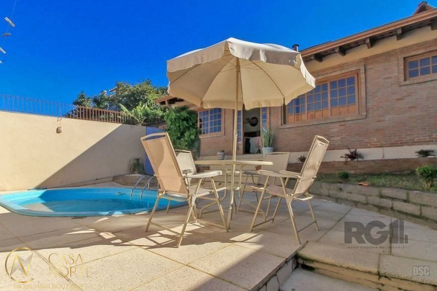 Casa à venda com 3 quartos, 205m², 1 suíte, 3 vagas, Rua Landel de Moura no bairro Tristeza em Porto Alegre