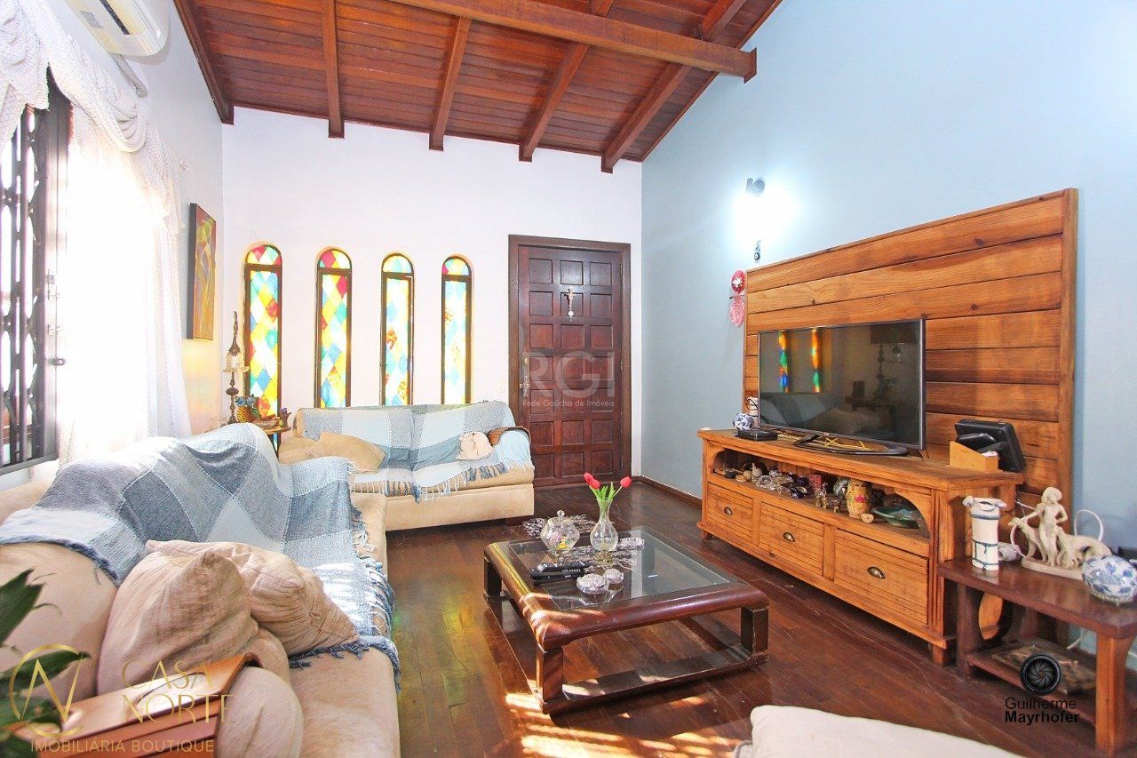 Casa à venda com 4 quartos, 249m², 1 suíte, 5 vagas, Rua Conselheiro Xavier da Costa no bairro Ipanema em Porto Alegre