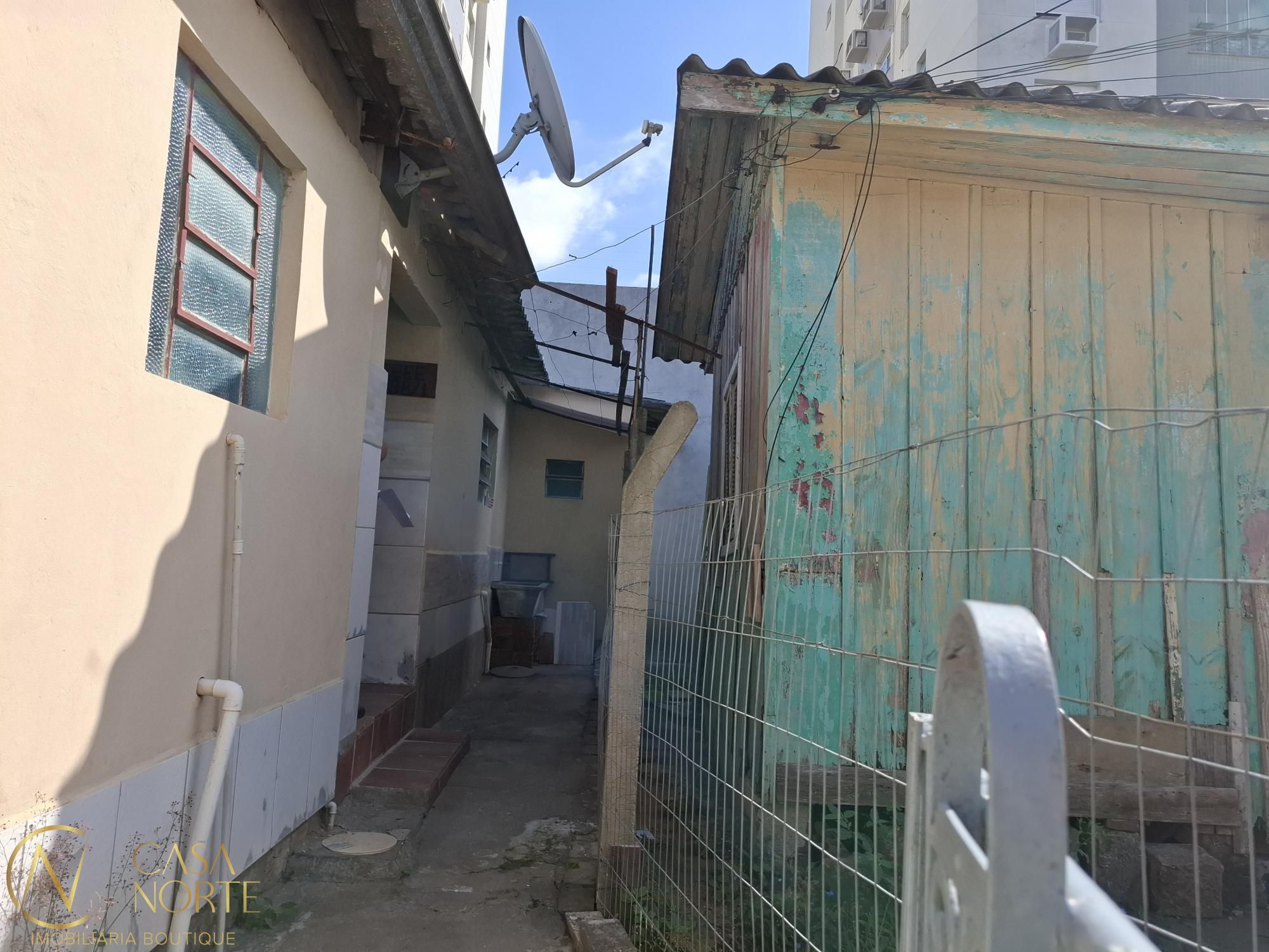Casa à venda com 2 quartos, 70m², 1 vaga, Avenida da Cavalhada no bairro Cavalhada em Porto Alegre