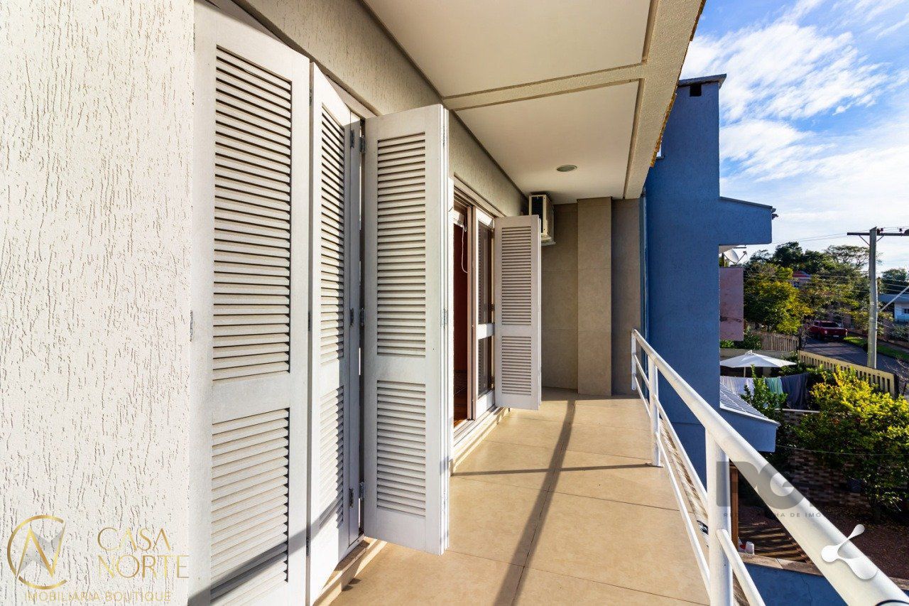 Casa de Condomínio à venda com 3 quartos, 205m², 1 suíte, 2 vagas, Rua Adriano Pereira da Silva no bairro Vila Nova em Porto Alegre