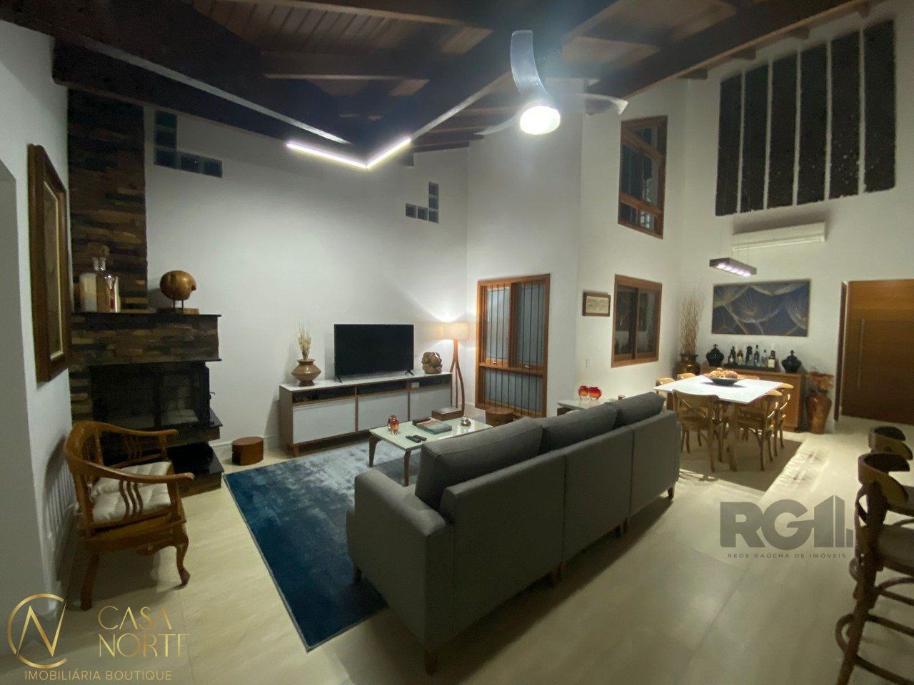 Casa à venda com 4 quartos, 220m², 3 suítes, 6 vagas, Rua Verissimo Rosa no bairro Partenon em Porto Alegre