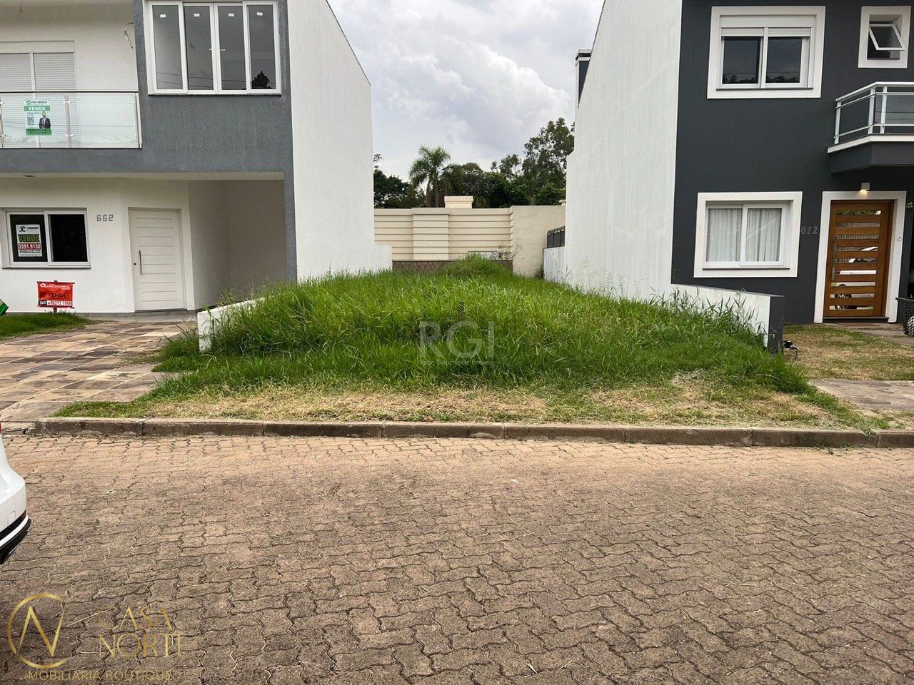 Terreno à venda  com 163m², Avenida Edgar Pires de Castro no bairro Hípica em Porto Alegre