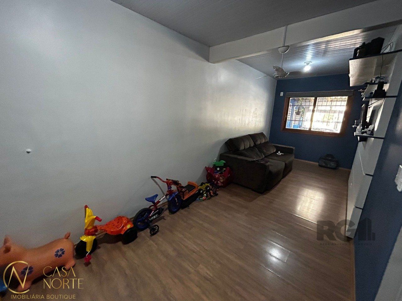 Casa à venda com 5 quartos, 135m², 2 vagas, Rua Delmar Kuhn no bairro Hípica em Porto Alegre