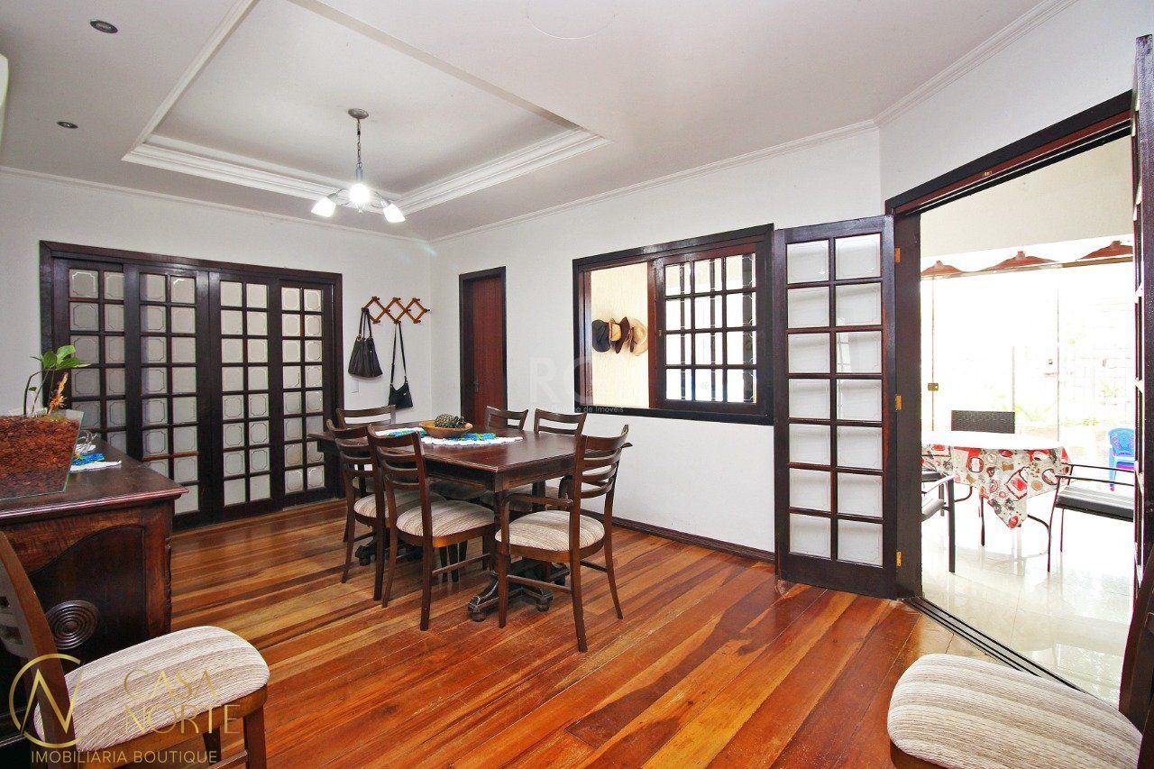 Casa à venda com 4 quartos, 306m², 4 suítes, 6 vagas, Rua Concorde, no bairro Jardim Itu em Porto Alegre