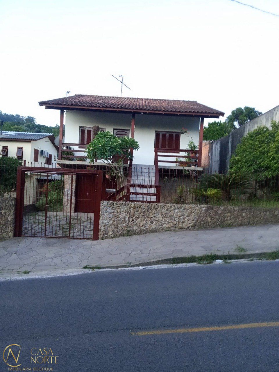 Casa à venda com 3 quartos, 175m², 1 suíte, 3 vagas, Estrada João Passuelo no bairro Vila Nova em Porto Alegre