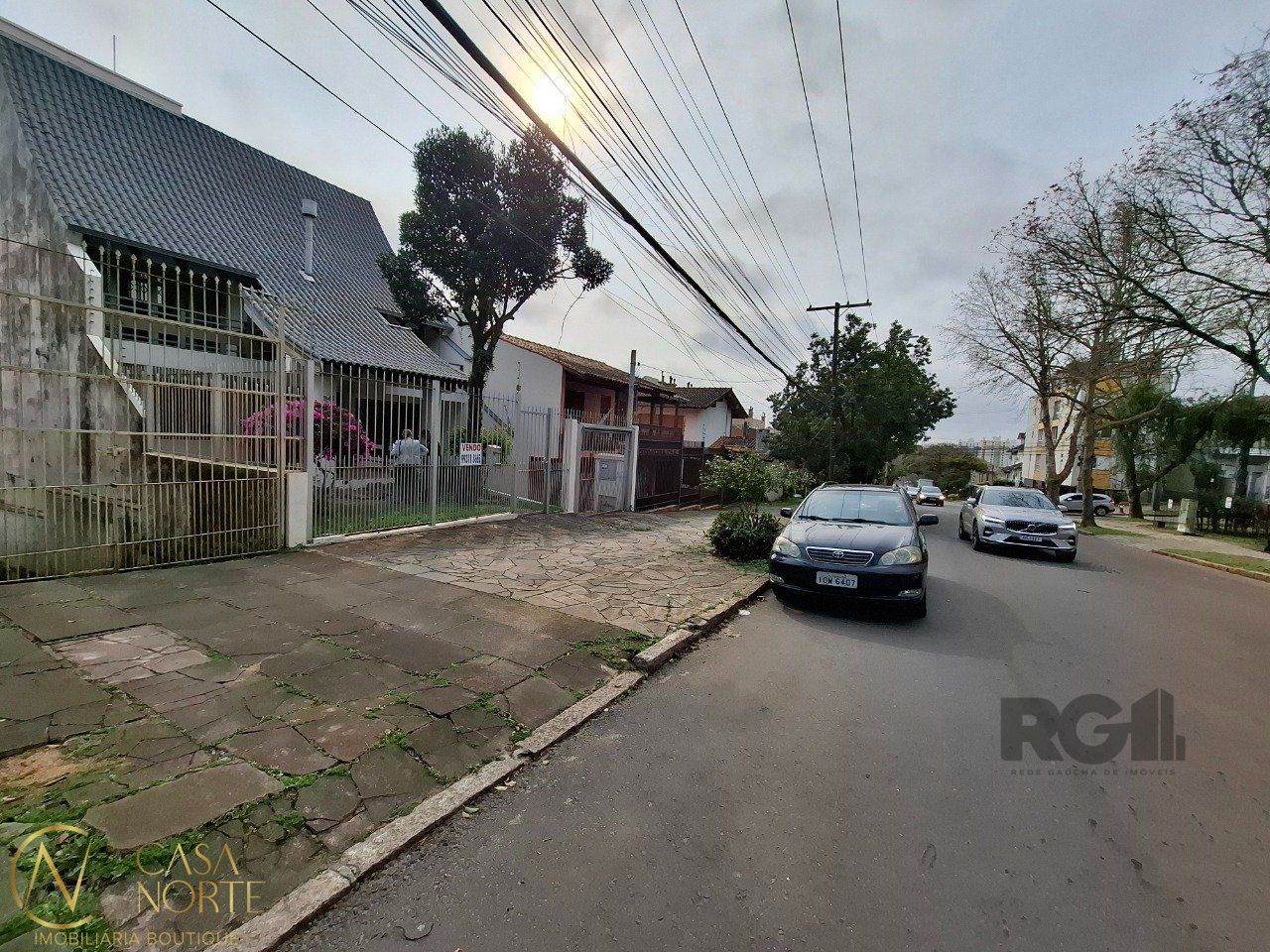 Casa à venda com 4 quartos, 299m², 2 suítes, 6 vagas, Rua Doutor Castro de Menezes no bairro Vila Assunção em Porto Alegre