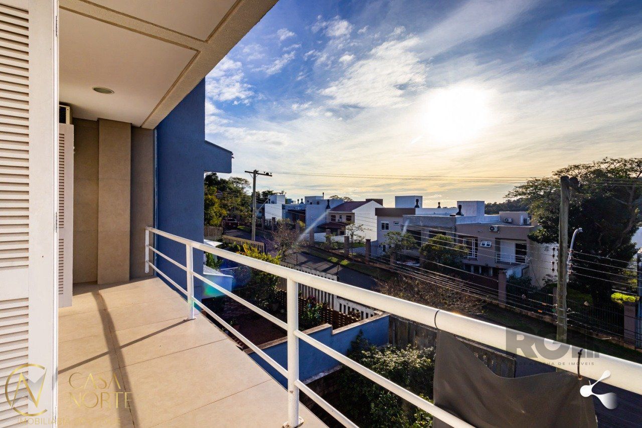 Casa de Condomínio à venda com 3 quartos, 205m², 1 suíte, 2 vagas, Rua Adriano Pereira da Silva no bairro Vila Nova em Porto Alegre