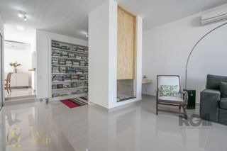 Casa à venda com 3 quartos, 184m², 1 suíte, 2 vagas, Rua Gustavo Schmidt no bairro Três Figueiras em Porto Alegre