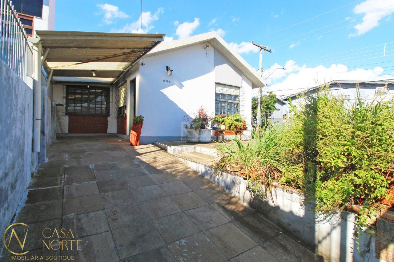Casa à venda com 5 quartos, 74m², 1 suíte, 2 vagas, Rua João Mora, no bairro Camaquã em Porto Alegre