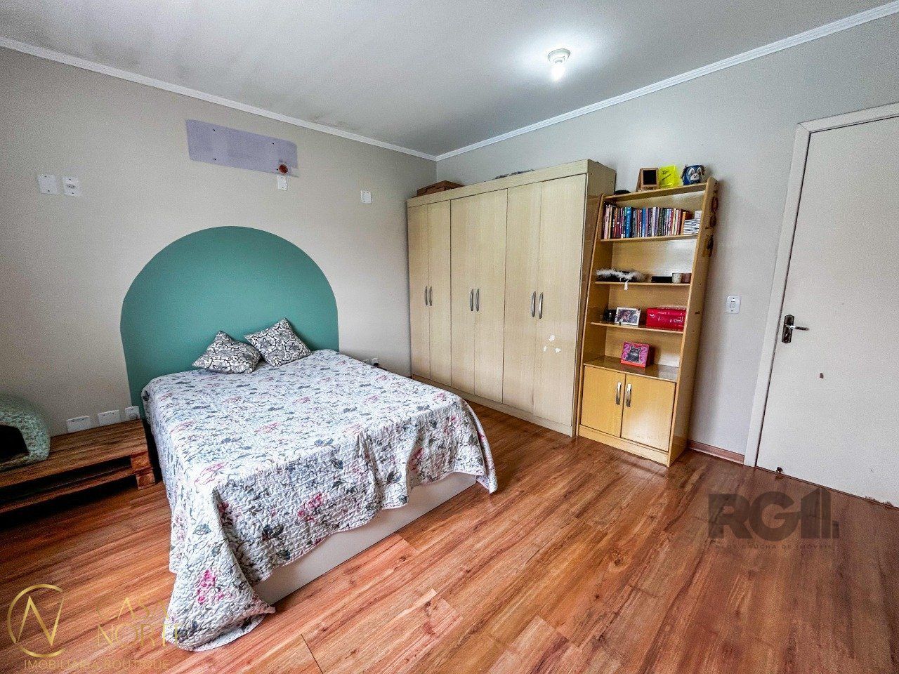Casa à venda com 4 quartos, 150m², 4 suítes, 4 vagas, Rua Jerolomo Minuzo no bairro Vila Nova em Porto Alegre
