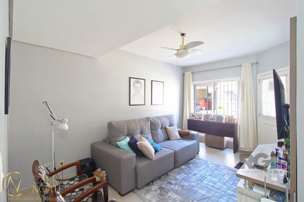 Casa de Condomínio à venda com 3 quartos, 134m², 1 suíte, 2 vagas, Rua Costa Lima no bairro Nonoai em Porto Alegre