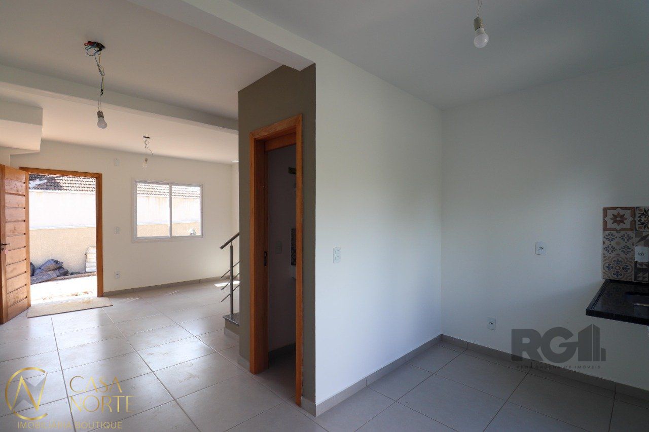Casa de Condomínio à venda com 2 quartos, 56m², 1 vaga, Rua Miguel Ascoleze no bairro Vila Nova em Porto Alegre