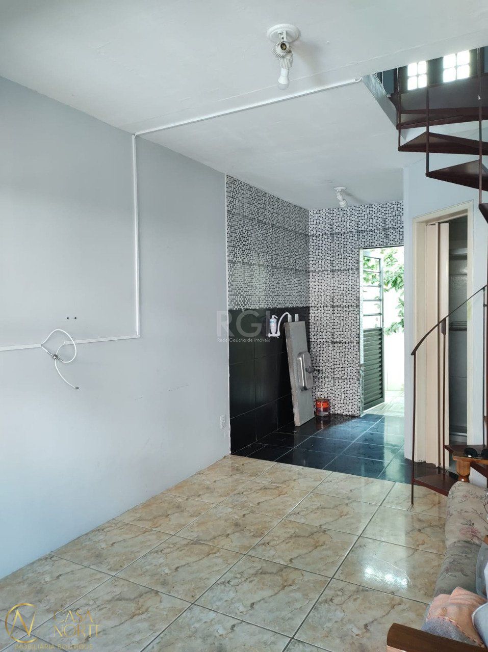 Casa de Condomínio à venda com 2 quartos, 36m², 1 vaga, Rua Jacunda no bairro Guarujá em Porto Alegre