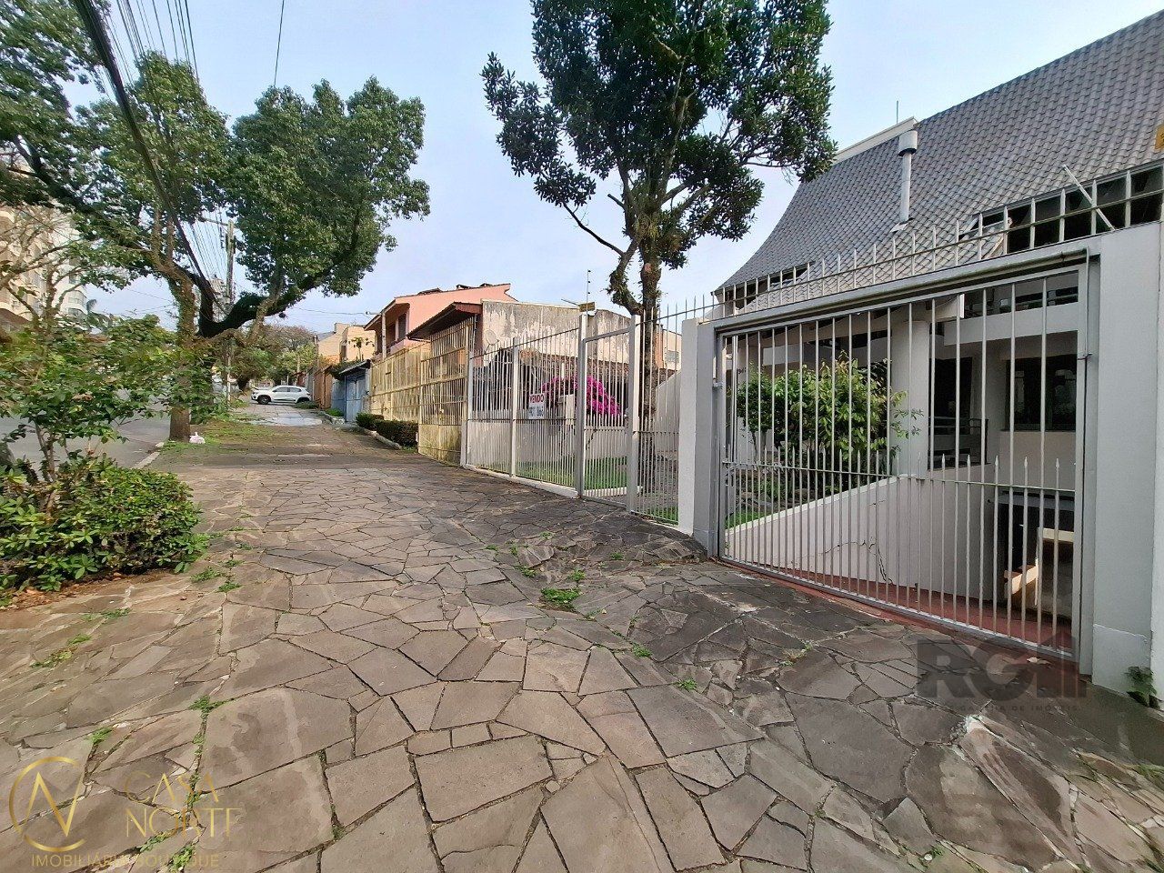 Casa à venda com 4 quartos, 299m², 2 suítes, 6 vagas, Rua Doutor Castro de Menezes no bairro Vila Assunção em Porto Alegre