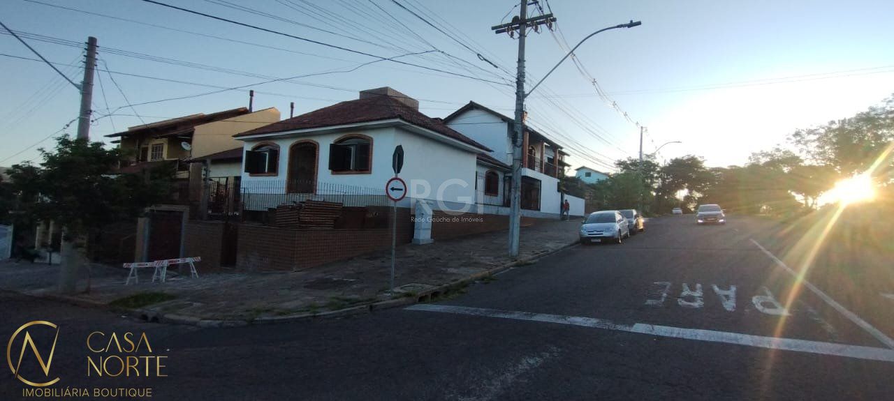 Casa à venda com 4 quartos, 380m², 1 suíte, 4 vagas, Avenida Delmar Rocha Barbosa no bairro Parque Santa Fé em Porto Alegre