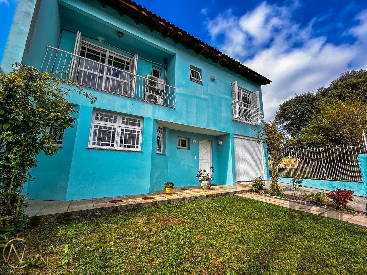 Casa à venda com 4 quartos, 150m², 4 suítes, 4 vagas, Rua Jerolomo Minuzo no bairro Vila Nova em Porto Alegre