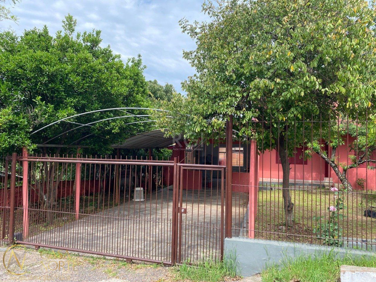 Casa à venda com 3 quartos, 230m², 1 suíte, 4 vagas, Rua Doutor Ildefonso Pinto no bairro Santa Tereza em Porto Alegre