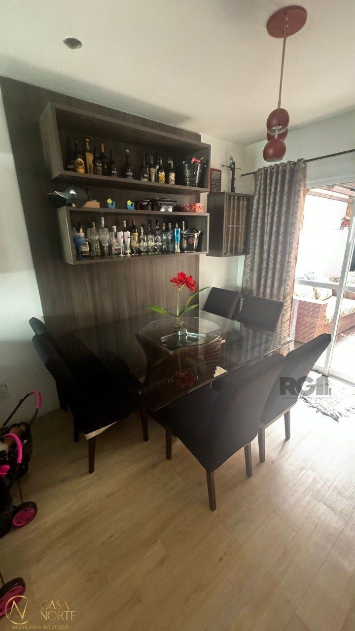 Casa de Condomínio à venda com 3 quartos, 147m², 1 suíte, 2 vagas, Rua Alberto Jerônimo Guerra no bairro Mário Quintana em Porto Alegre