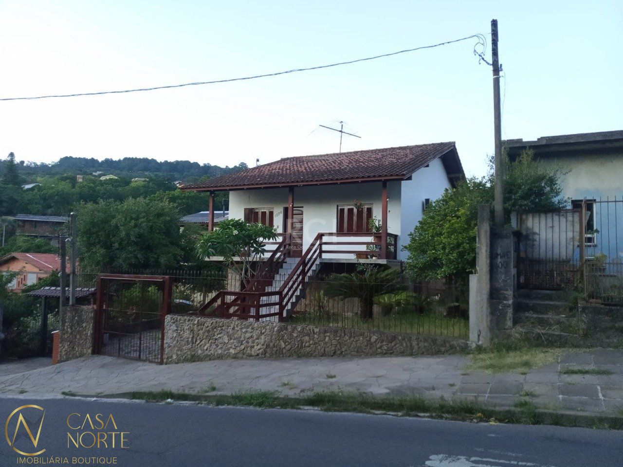 Casa à venda com 3 quartos, 175m², 1 suíte, 3 vagas, Estrada João Passuelo no bairro Vila Nova em Porto Alegre