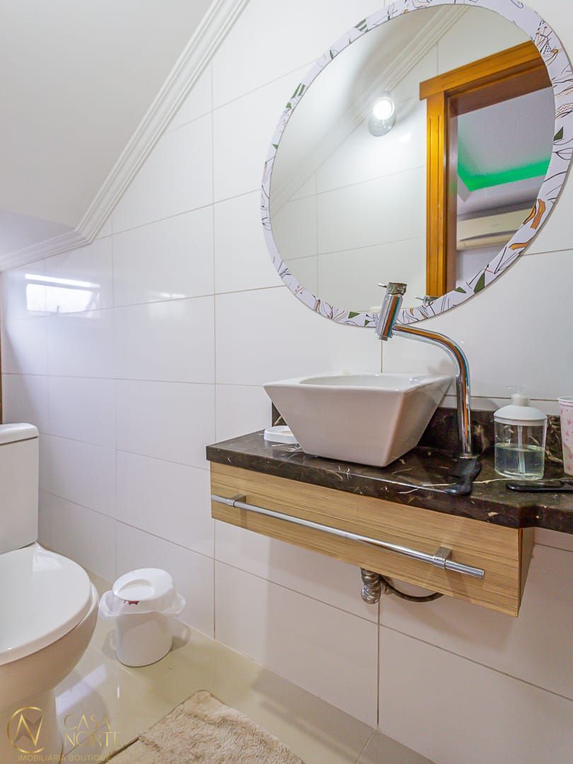Sobrado à venda com 3 quartos, 182m², 2 suítes, 3 vagas, Rua Marechal Sampaio no bairro Jardim Floresta em Porto Alegre