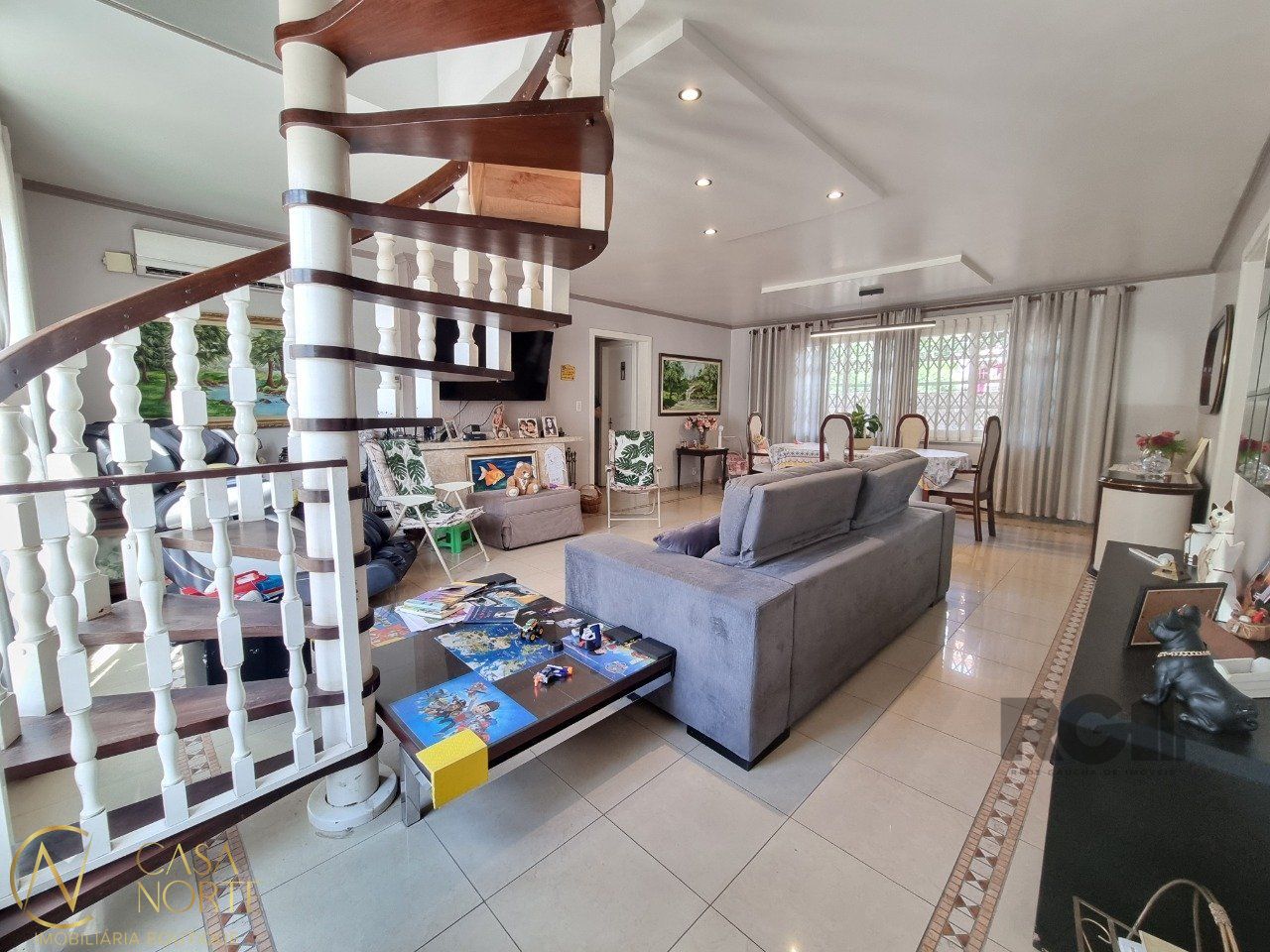 Casa à venda com 4 quartos, 257m², 2 suítes, 4 vagas, Rua Professor Abílio Azambuja no bairro Jardim do Salso em Porto Alegre