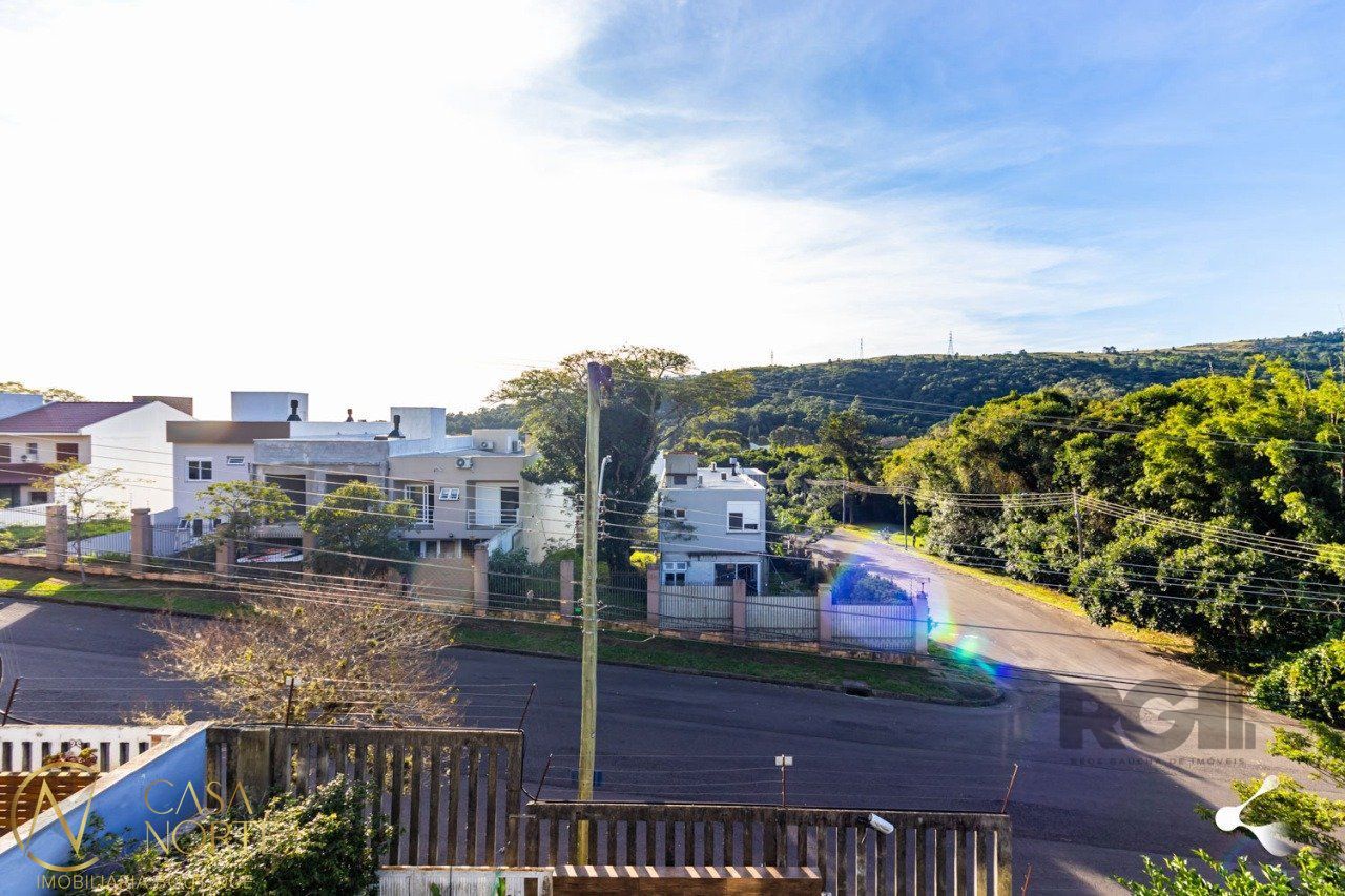 Casa de Condomínio à venda com 3 quartos, 205m², 1 suíte, 2 vagas, Rua Adriano Pereira da Silva no bairro Vila Nova em Porto Alegre