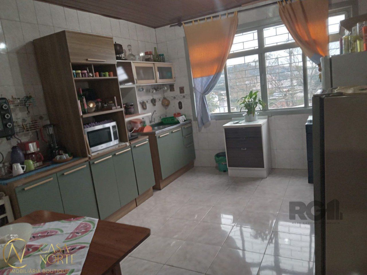 Casa à venda com 3 quartos, 117m², 1 vaga, Rua Paulino Azurenha no bairro Partenon em Porto Alegre