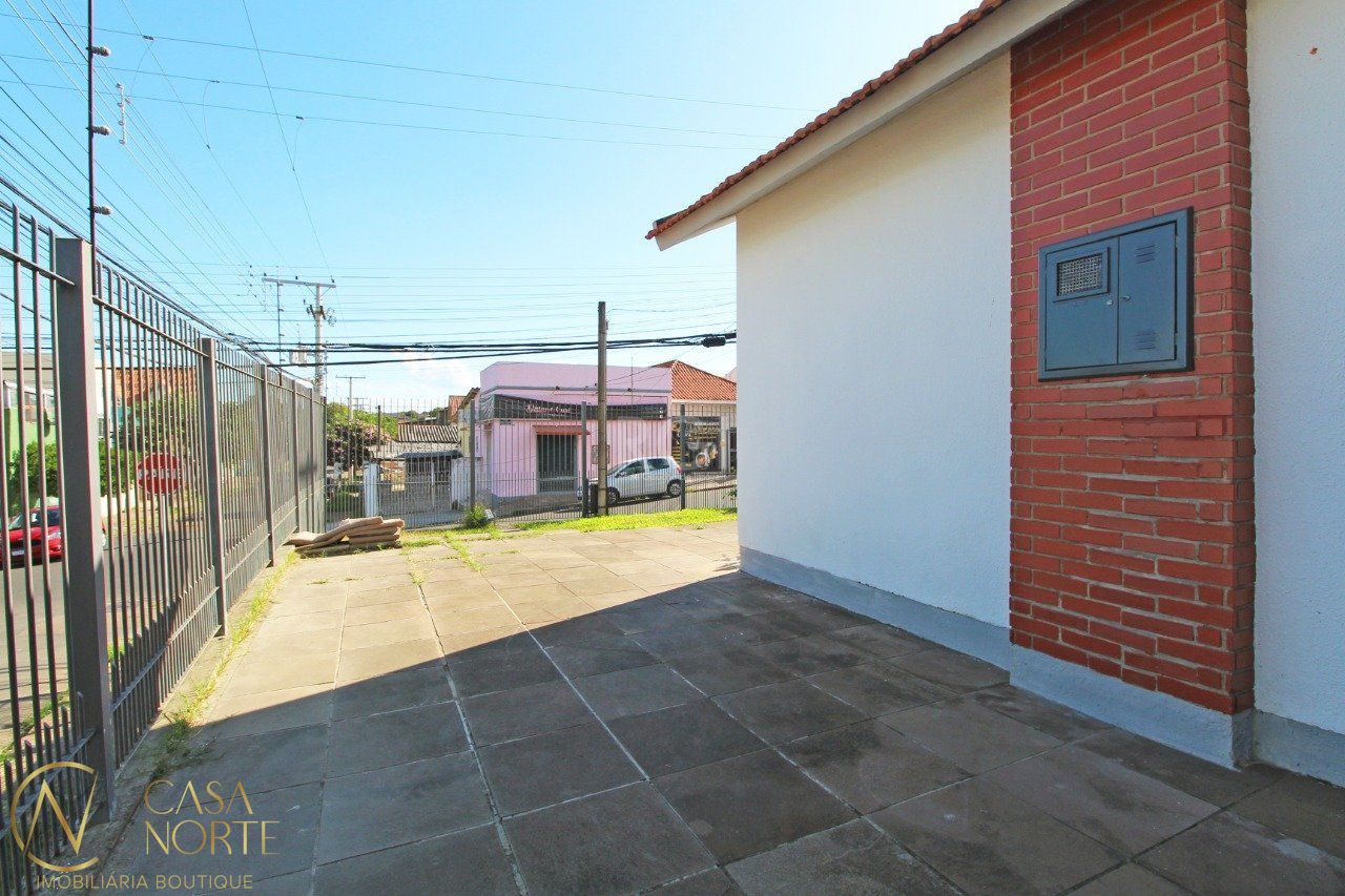 Casa à venda com 5 quartos, 74m², 1 suíte, 2 vagas, Rua João Mora, no bairro Camaquã em Porto Alegre