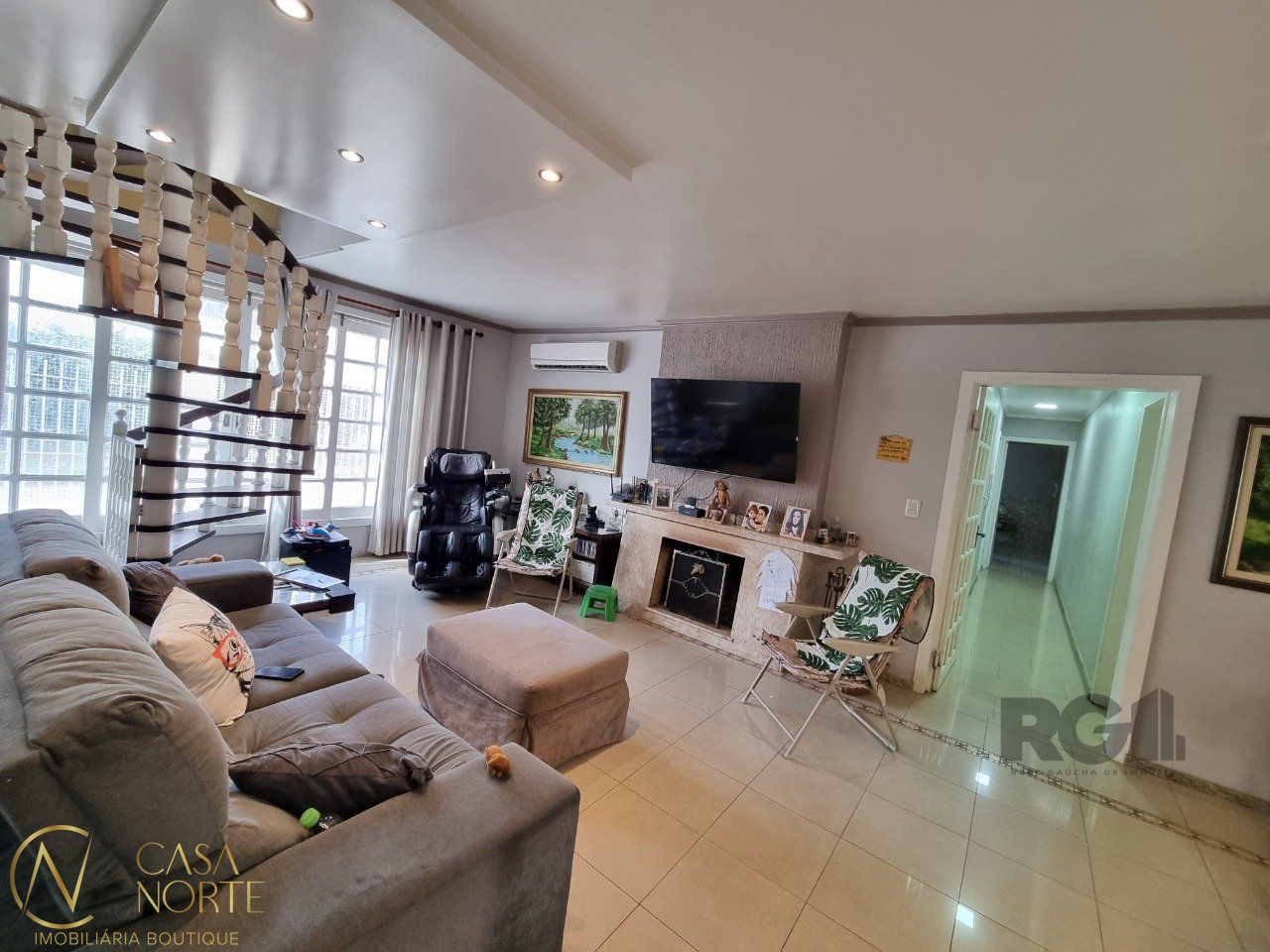 Casa à venda com 4 quartos, 257m², 2 suítes, 4 vagas, Rua Professor Abílio Azambuja no bairro Jardim do Salso em Porto Alegre
