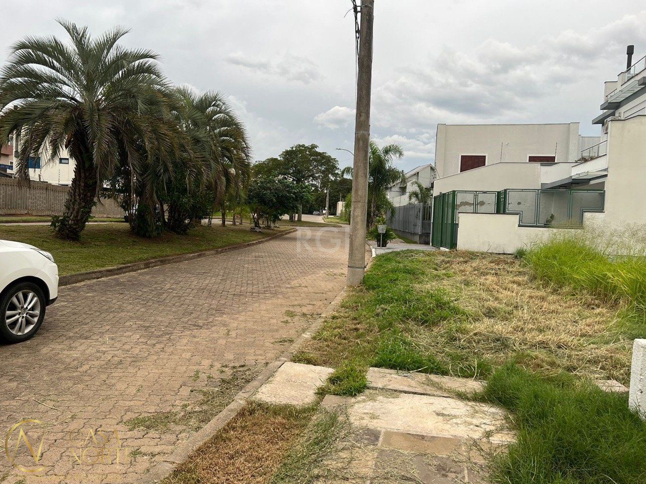Terreno à venda  com 163m², Avenida Edgar Pires de Castro no bairro Hípica em Porto Alegre