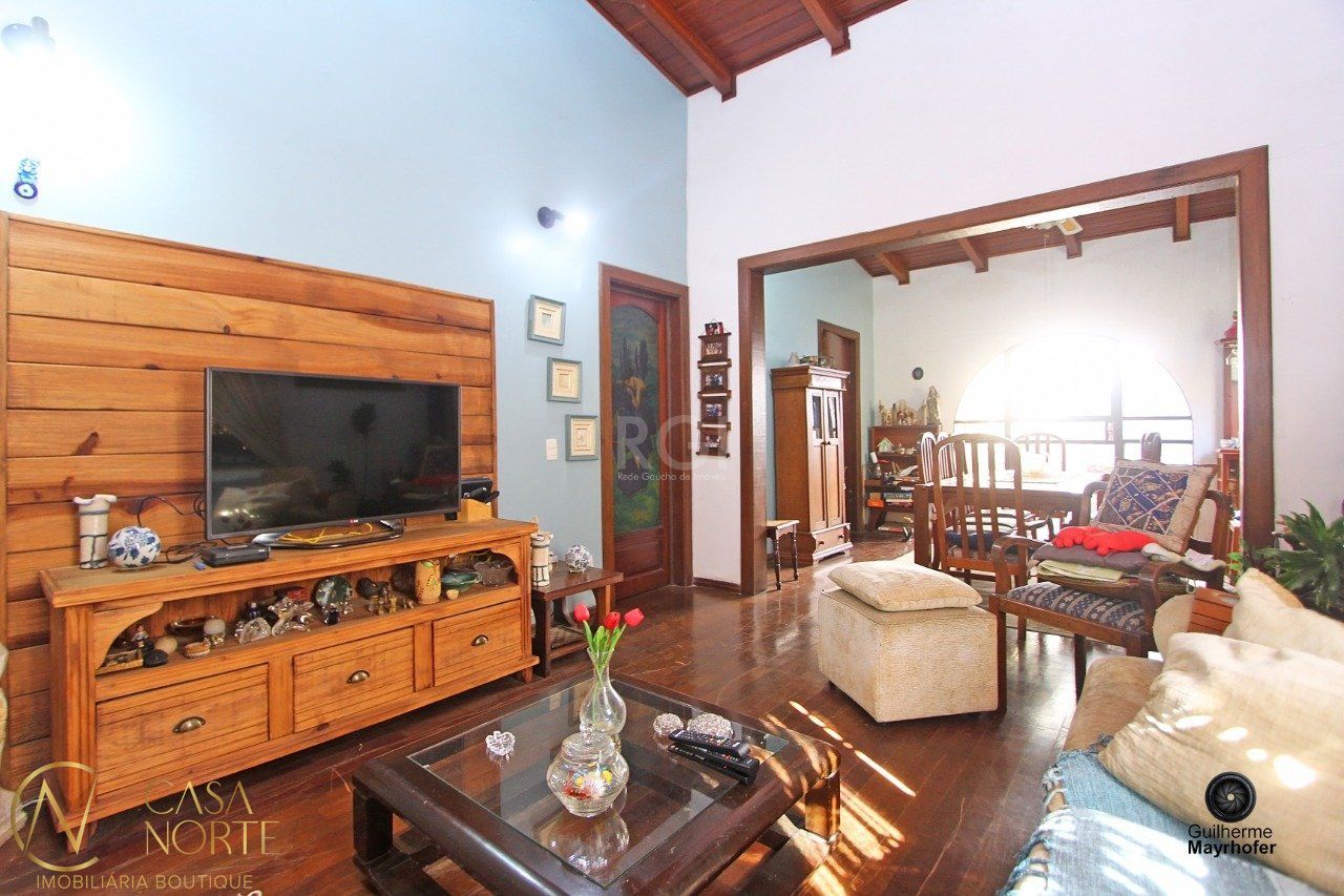 Casa à venda com 4 quartos, 249m², 1 suíte, 5 vagas, Rua Conselheiro Xavier da Costa no bairro Ipanema em Porto Alegre