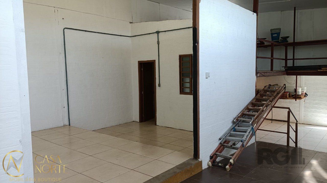 Casa à venda com 2 quartos, 150m², 2 vagas, Avenida José Correa da Silva no bairro Cavalhada em Porto Alegre