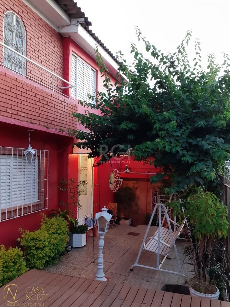 Casa à venda com 3 quartos, 250m², 1 suíte, 1 vaga, Rua Padre João Batista Reus no bairro Camaquã em Porto Alegre