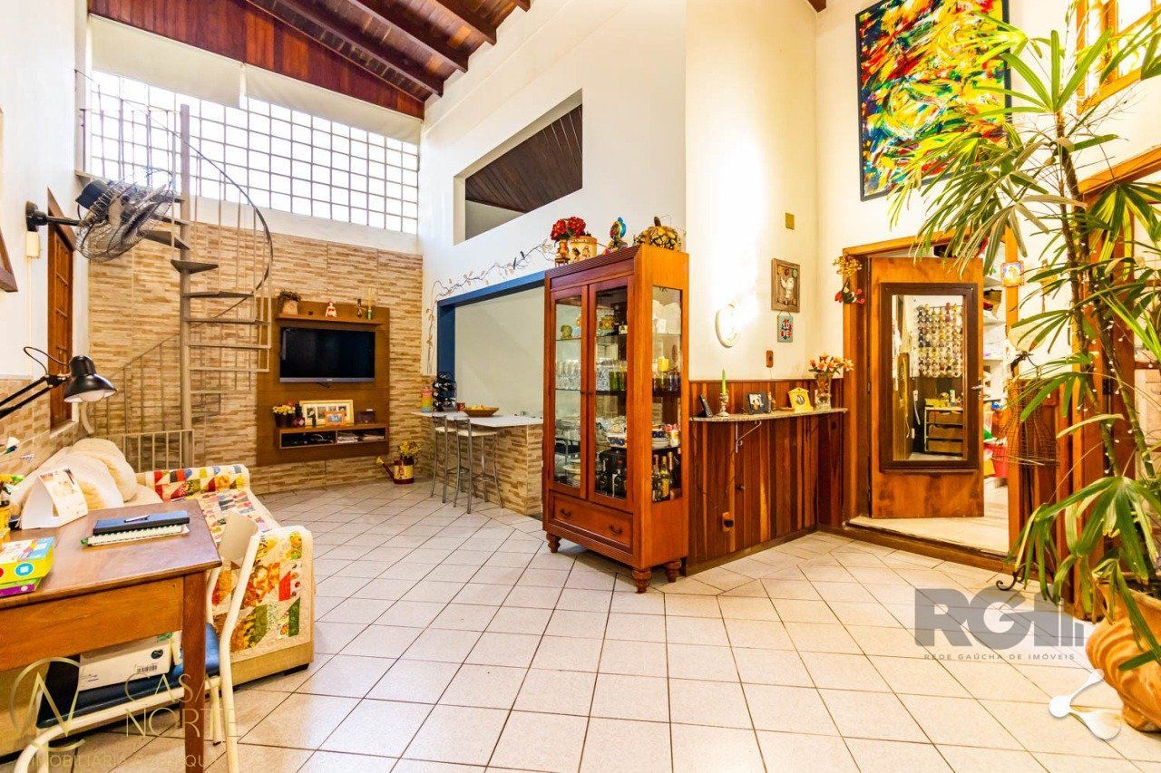 Casa à venda com 4 quartos, 200m², 3 suítes, 2 vagas, Avenida Imperial no bairro Ipanema em Porto Alegre