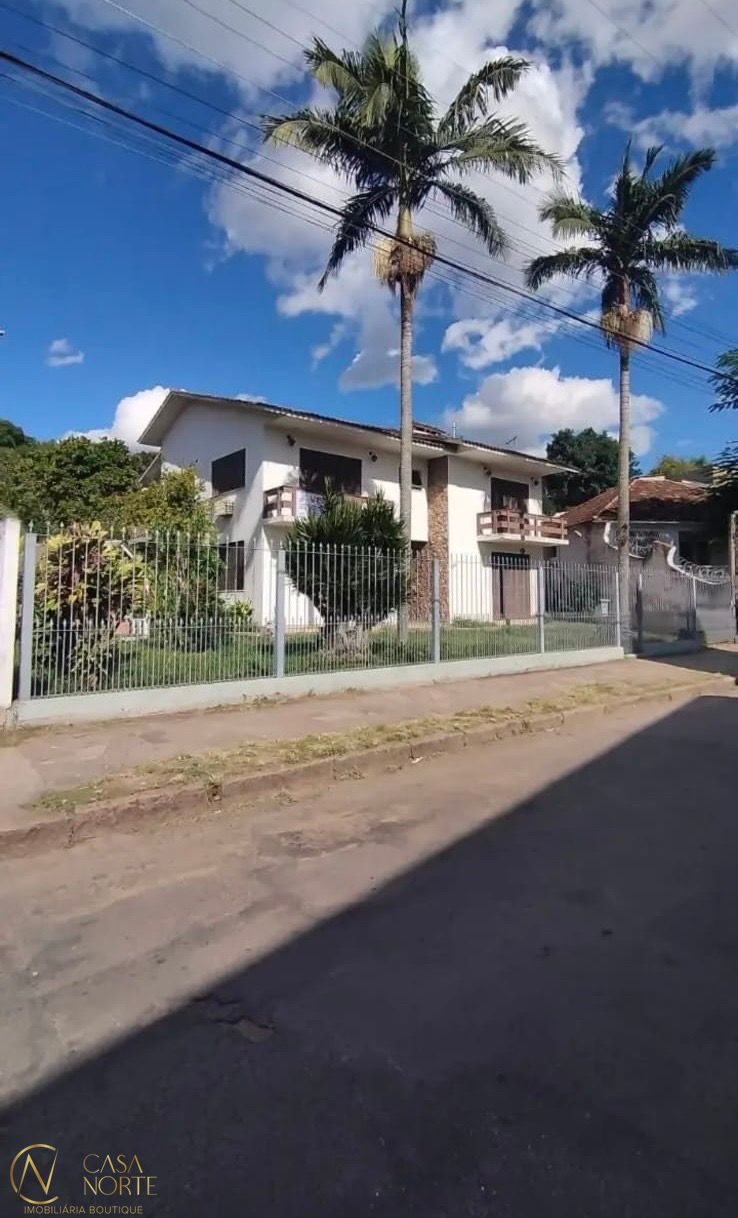 Casa à venda com 4 quartos, 351m², 8 vagas, Rua Irmã Ambrósio no bairro Jardim Carvalho em Porto Alegre
