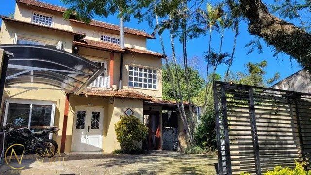 Casa à venda com 4 quartos, 245m², 1 suíte, 1 vaga, Rua Doutor Mário Totta no bairro Tristeza em Porto Alegre