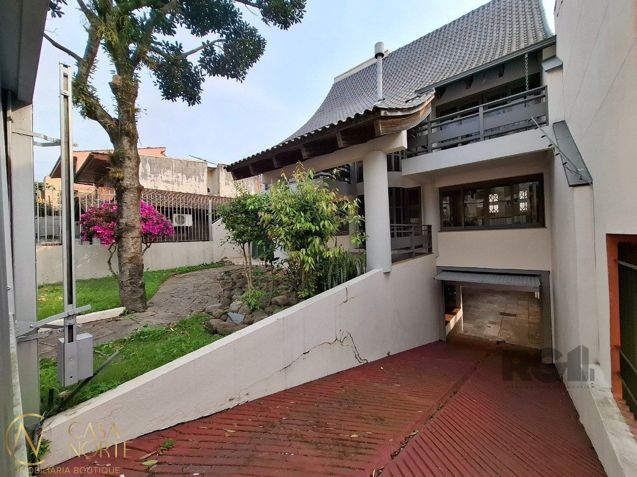 Casa à venda com 4 quartos, 299m², 2 suítes, 6 vagas, Rua Doutor Castro de Menezes no bairro Vila Assunção em Porto Alegre