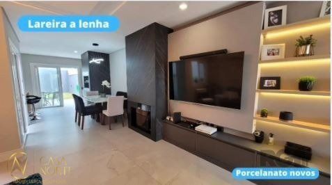 Casa à venda com 3 quartos, 147m², 1 suíte, 3 vagas, Travessa São Pedro no bairro Vila Ipiranga em Porto Alegre
