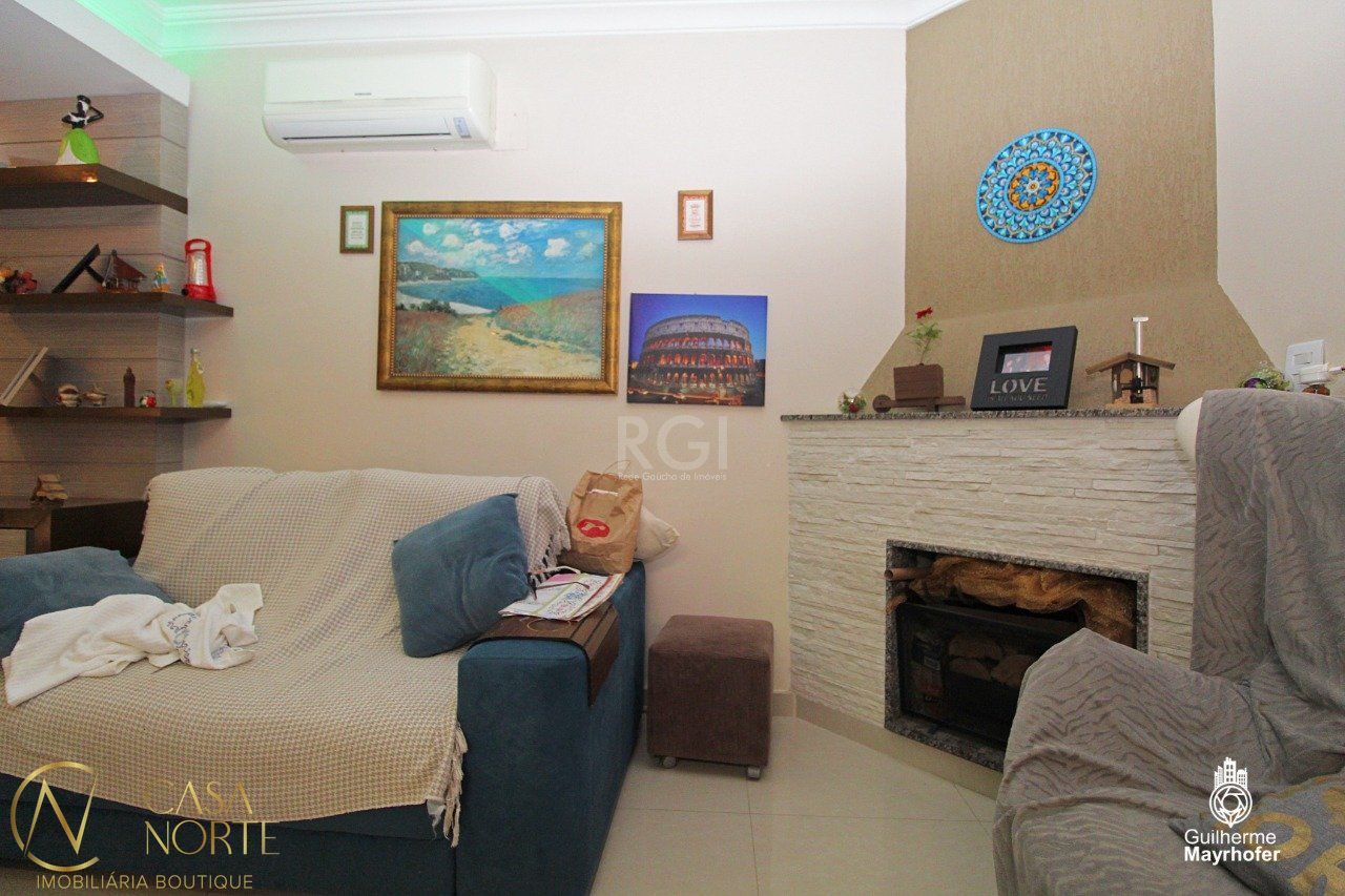 Casa à venda com 3 quartos, 227m², 1 suíte, 2 vagas, Rua Doutor Ernesto Ludwig, no bairro Chácara das Pedras em Porto Alegre