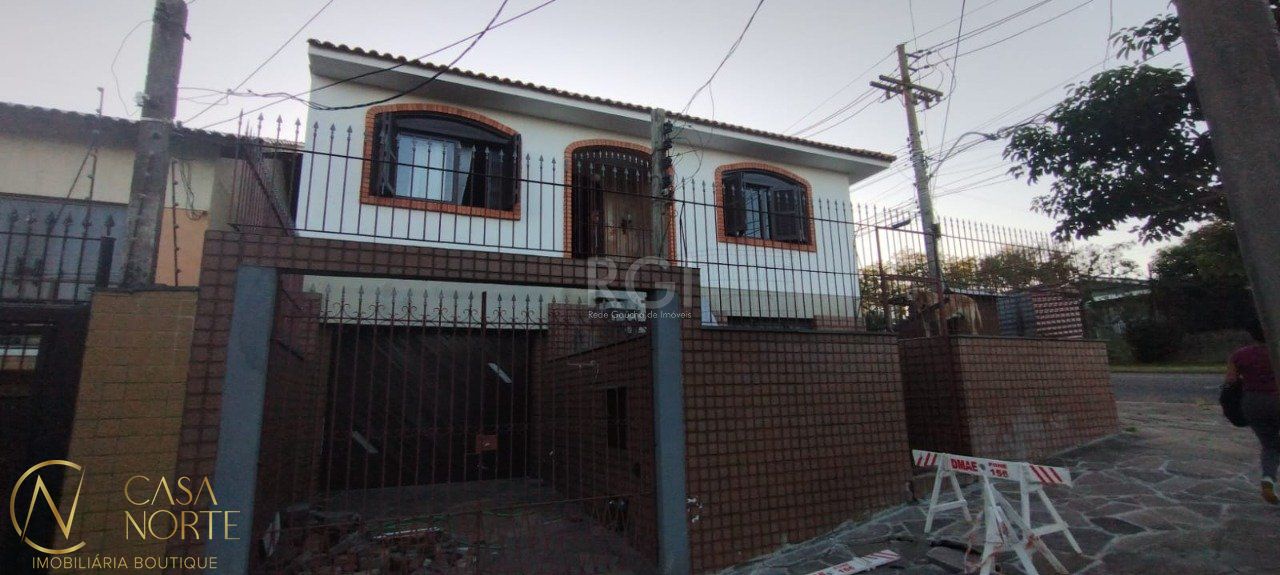 Casa à venda com 4 quartos, 380m², 1 suíte, 4 vagas, Avenida Delmar Rocha Barbosa no bairro Parque Santa Fé em Porto Alegre