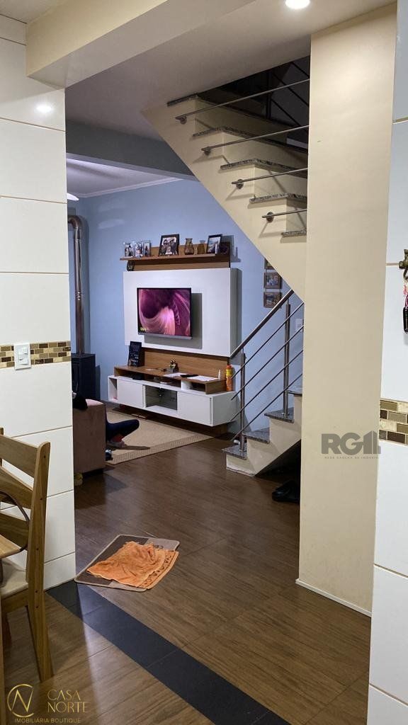 Casa à venda com 3 quartos, 198m², 4 vagas, Rua Antônio Pedro Baldasso no bairro Rubem Berta em Porto Alegre