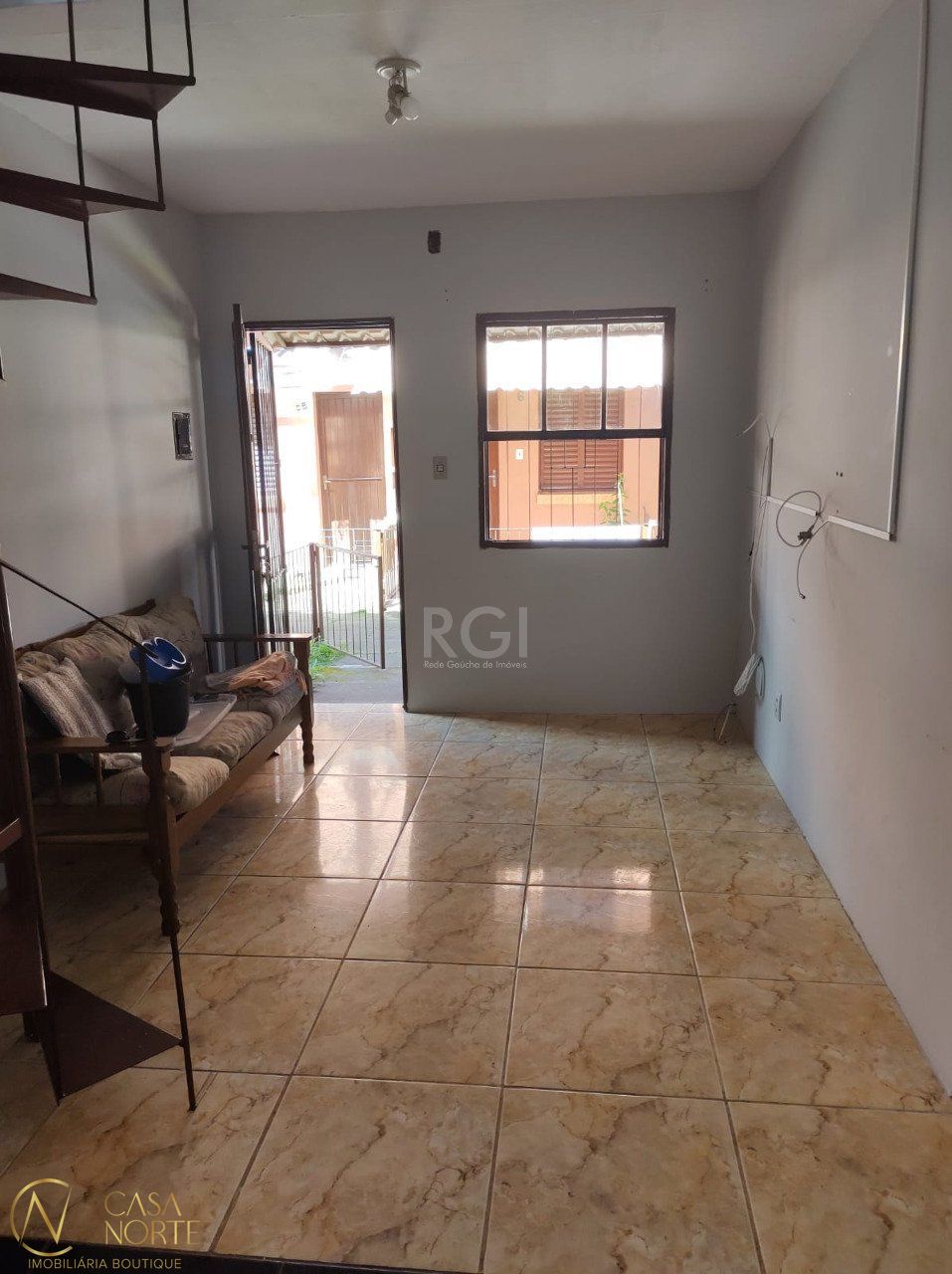 Casa de Condomínio à venda com 2 quartos, 36m², 1 vaga, Rua Jacunda no bairro Guarujá em Porto Alegre