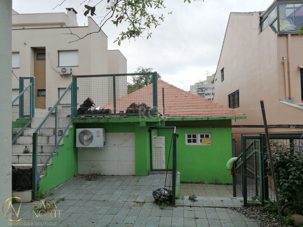 Casa à venda com 3 quartos, 170m², 3 vagas, Rua Cangussu no bairro Nonoai em Porto Alegre