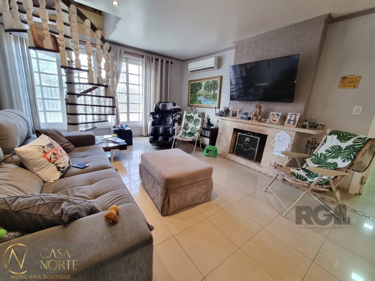 Casa à venda com 4 quartos, 257m², 2 suítes, 4 vagas, Rua Professor Abílio Azambuja no bairro Jardim do Salso em Porto Alegre