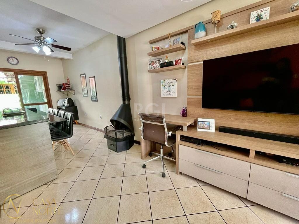 Casa à venda com 2 quartos, 100m², 1 suíte, 1 vaga, Rua Giobatta Giuseppe Petracco no bairro Vila Nova em Porto Alegre