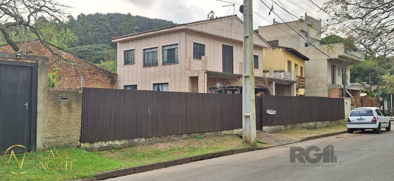 Casa à venda com 4 quartos, 136m², 4 vagas, Rua Agenor Mendes Ouriques no bairro Serraria em Porto Alegre