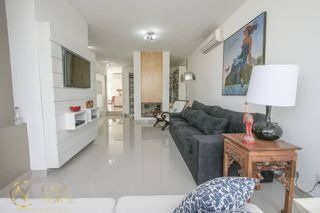 Casa à venda com 3 quartos, 184m², 1 suíte, 2 vagas, Rua Gustavo Schmidt no bairro Três Figueiras em Porto Alegre