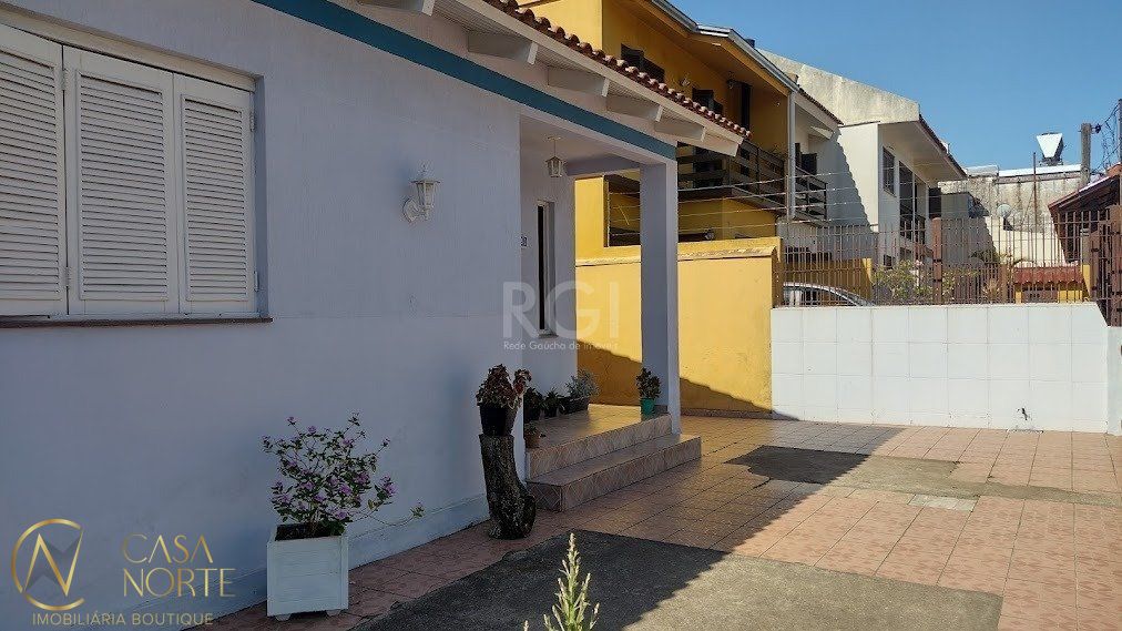 Casa à venda com 3 quartos, 100m², 3 vagas, Rua Doutor João Evangelista F. da Costa, no bairro Cavalhada em Porto Alegre